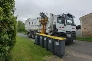 Camion poubelle et poubelles jaunes